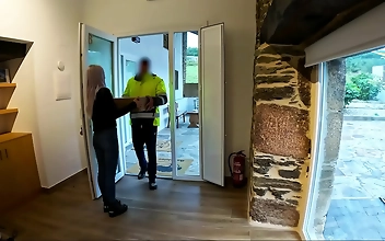 Japanese Beauty Gives Surprise Blowjob To Delivery Man: Watch Now!