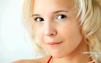 Sweet 19-Year-Old Monroe Shows Off Her Perfect Body And Sexy Moves!